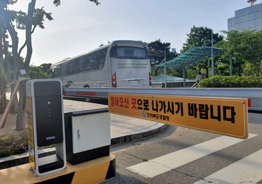 6일 오후 9시 50분께 전주시 완산구 전북경찰청 주차장 주차 차단기 등을 자신의 차량으로 들이받은 혐의로 40대 A씨가 경찰 조사를 받고 있다. 사진은 7일 A씨가 들이받아 작동이 멈춘 차단기의 모습. 연합뉴스